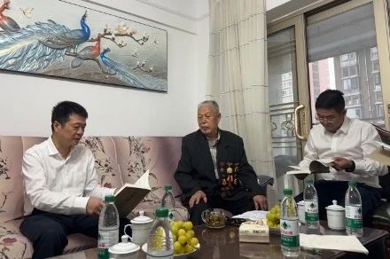 省beat365集团党委国庆节前夕走访慰问老干部老党员